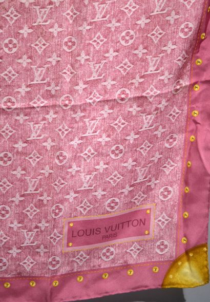 null LOUIS VUITTON

Carré de soie rose à décor de monogrammes.

90 x 90 cm