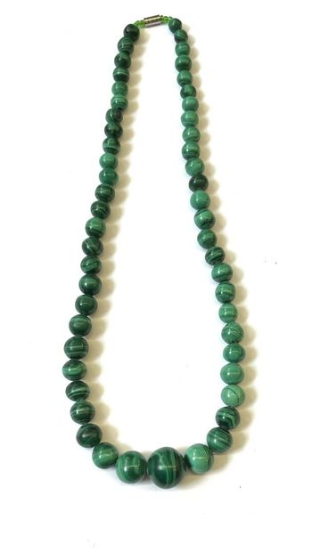 null COLLIER DE PERLES de malachite disposées en chute.

Longueur : 51 cm