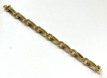 null BRACELET gourmette à maille allongées et rondes en or jaune 18K (750/1000e)....