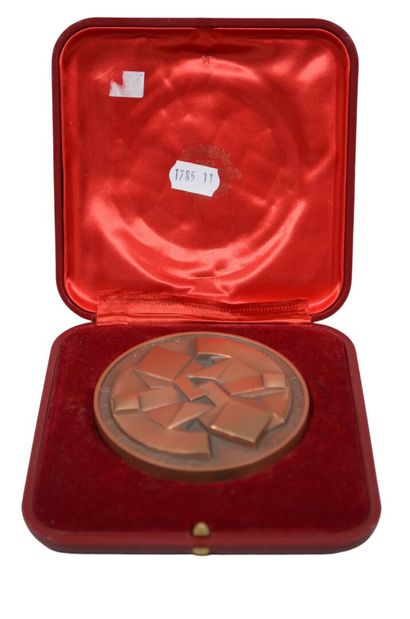 null Arnaldo POMODORO (1926)
"Bertuzzi 1936-1986"
Médaille circulaire en bronze....