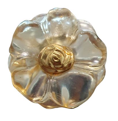 null KENZO
Pendentif broche en métal doré à décor d'une fleur de camélia en transparence
Signé...