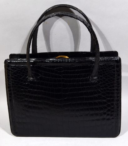 null Sac à main vintage porté main en cuir noir verni façon croco, l'intérieur découvrant...