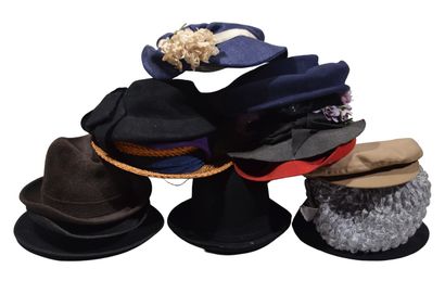 null Ensemble de chapeaux dont haut de forme, gants et boites à chapeau, plumes ...