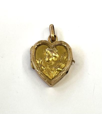null Pendentif porte-souvenir en métal doré figurant un coeur à décor en léger relief...