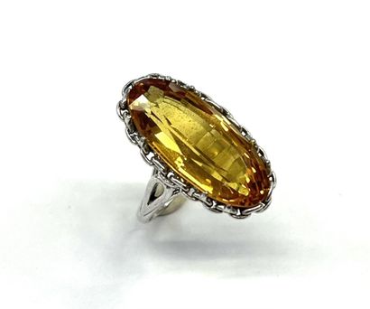 null Bague en argent (925/oo) centrée d'une importante pierre orange type citrine
TDD...