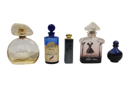 null Collection de bijoux fantaisie divers 
Collection de flacons de parfum divers...