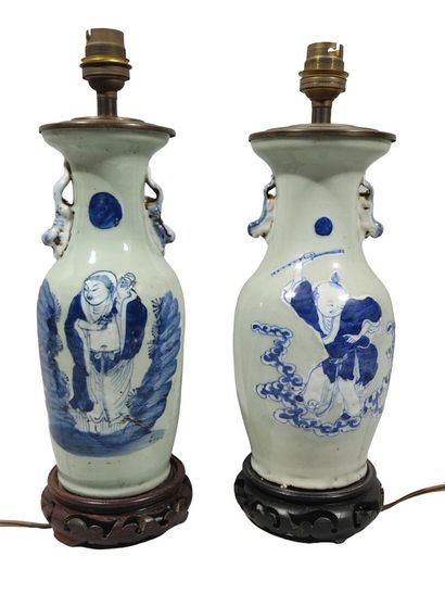 null CHINE, XIXe siècle
Paire de vases monté en lampe en grès à décor en bleu de...