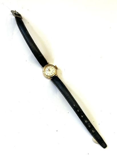null LIP 
Montre bracelet de dame, le boitier en or jaune 18 K (750/oo) à cadran...