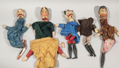 null REUNION quatre marionnettes à tête, mains et pieds en bois peint et vêtements...