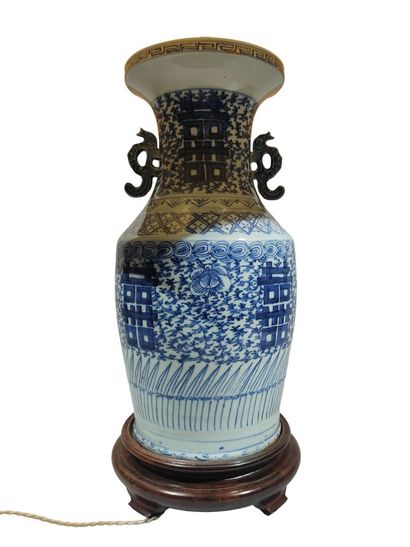null CHINE, Début XXe siècle
Pied de lampe en porcelaine à décor bleu et blanc.
(Percé,...