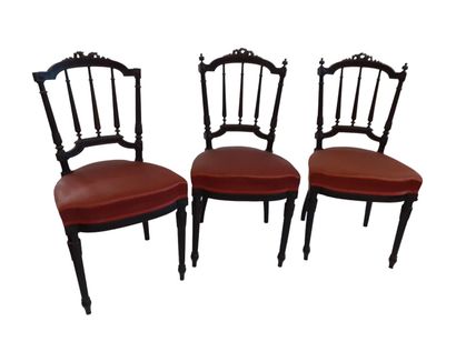 null SUITE de trois chaises en bois noirci à dossier à barreaux surmonté d'un noeud,...