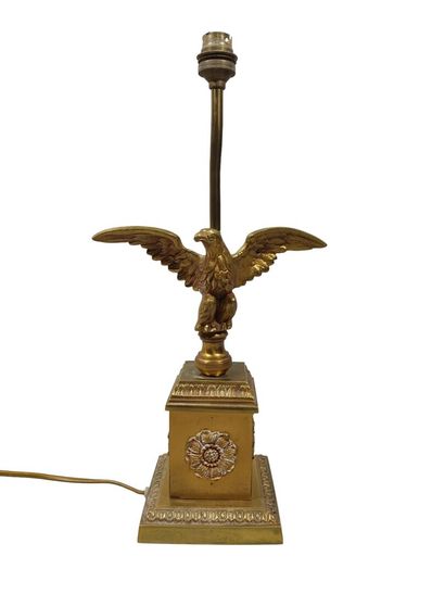 null LAMPE à piétement en bronze doré à décor d'un aigle au ailes déployées sur base...