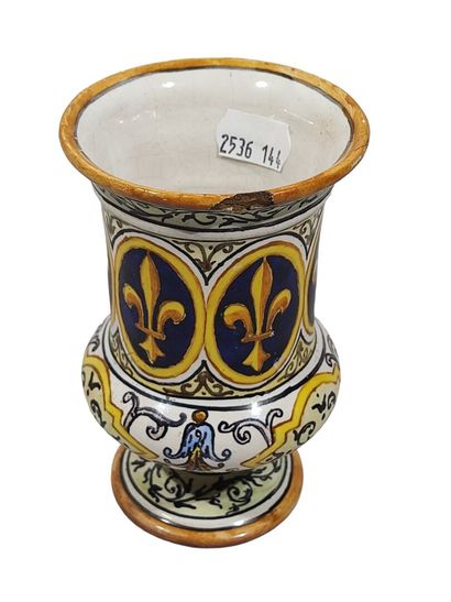 null BLOIS - Ulysse BESNARD, dit ULYSSE (1826-1899)
Vase en faïence à décor peint...
