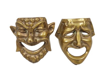 null Réunion de deux masque en bronze doré moulé.
VENISE, XXe siècle.
Hauteur : 20...