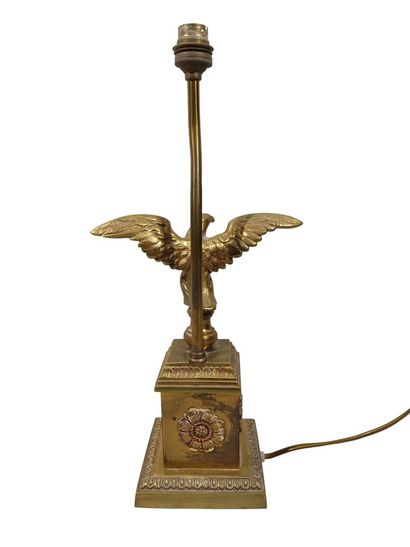 null LAMPE à piétement en bronze doré à décor d'un aigle au ailes déployées sur base...