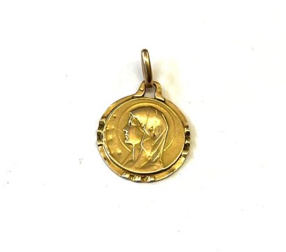 null Médaille de baptême en or jaune 18 K (750/oo) à décor d'une Vierge de profil,...