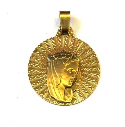 null Médaille pendentif en or jaune 18 K (750/oo) centrée d'une élégante Vierge en...