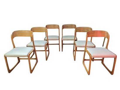 null BAUMANN 
Suite de six chaises modèle "Traineau" en hêtre thermoformé, les assises...