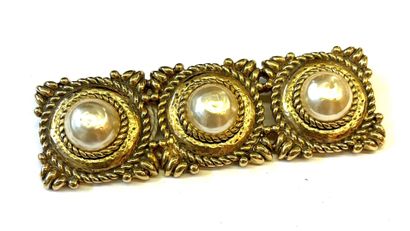 null YVES SAINT LAURENT
Broche en métal doré sertie de trois demi-perles baroques
Longueur...