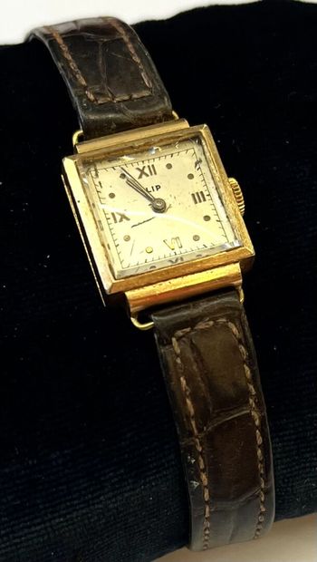null LIP
Montre bracelet de femme en or jaune 18 K (750/oo). Boitier carré à fond...