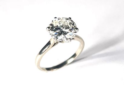 null Bague Solitaire en platine (850/oo) et or blanc 18 K (750/oo) centrée d'un diamant...
