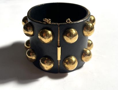 null CELINE, 2014
Bracelet manchette en cuir noir et métal doré, à décor de clous...