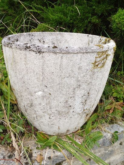 null Important cache-pot en ciment façon pierre à décor godronné
45 x 52 cm

Attention...