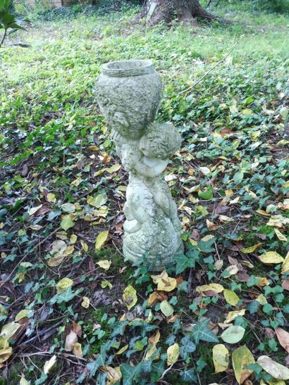 null "Putti soutenant un vase"
Sculpture de jardin en pierre 

VENDU SUR DESIGNATION...