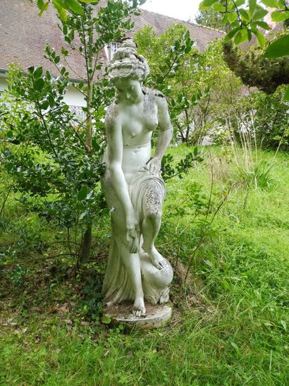 null "Vénus sortant du bain"
Important sculpture de jardin en pierre reposant sur...