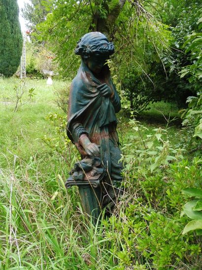 null "Femme prêtresse vestale romaine surveillant le feu sacré"
Sculpture de jardin...