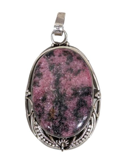 null Pendentif en argent 925/°° à décor d'une pierre de rhodonite.
5.5 x 3 cm
Poids...