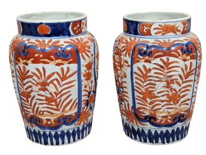 null JAPON, Fin XIXe
Paire de vases en porcelaine à décor imari florale.
Hauteur...