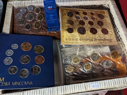 null Importante collection de pièces de monnaies démonétisées dont pièces en argent,...