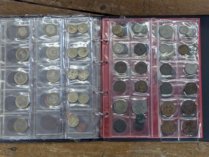 null Collection de 9 albums numismatiques contenant des pièces de monnaies démonétisées....