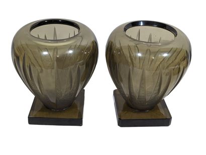 null VERLYS (Attribué à)
paire de vase en verre fumé à décor moulé de feuillage stylisé.
Travail...