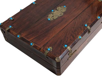 null Boite de backgammon en palissandre à décor de pièces en laiton et perles de...