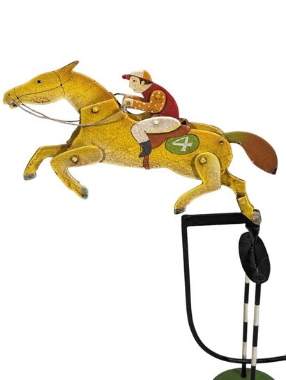 null Mobile en tôle peinte figurant un jockey sur son cheval. 
XXe siècle
Hauteur...