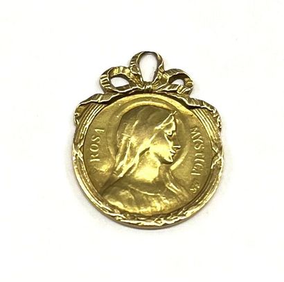 null Médaille de baptême en or jaune 18 K (750/oo) à décor d'une Vierge
Poids : 2,94...