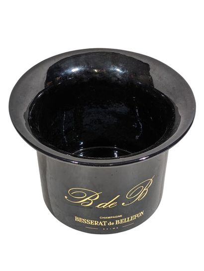 null Grand seau à champagne en céramique noir marqué "B de B Besserat de Bellefon".
25...
