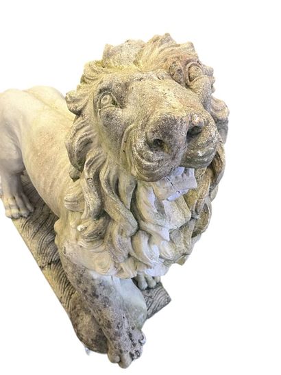 null Paire de sculptures de jardin en pierre reconstituée en forme de lion marchant...