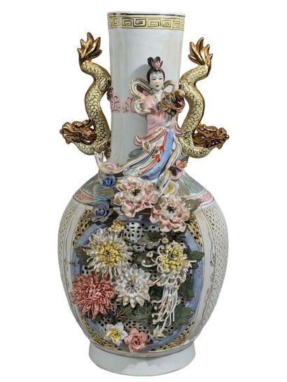 Vase balustre en porcelaine à décor ajouré...