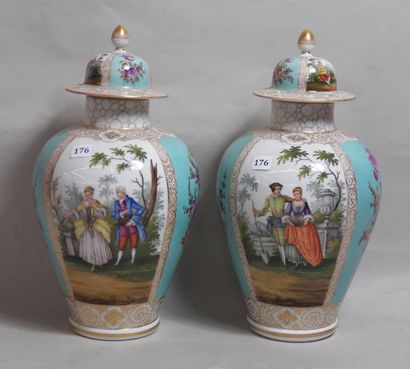 null Paire de vases couverts en porcelaine polychrome à décor de scènes galantes...