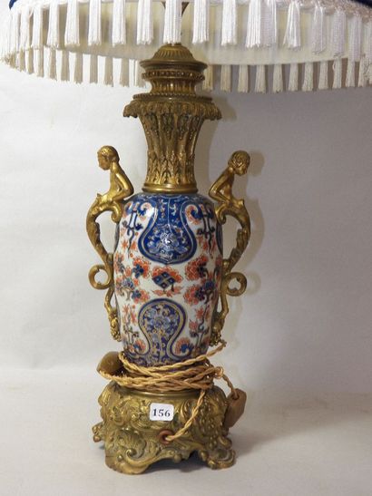 null Vase en porcelaine polychrome monture en bronze doré à décor de deux personnages...