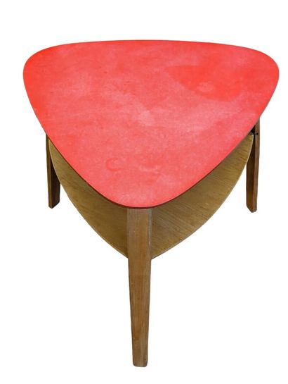 null Hugues STEINER (1926-1991)
Table basse triangulaire en hêtre stratifié rouge...