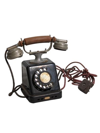 null Ancien téléphone vintage en métal laqué noir avec combiné à fil. 
Marqué "MG"...