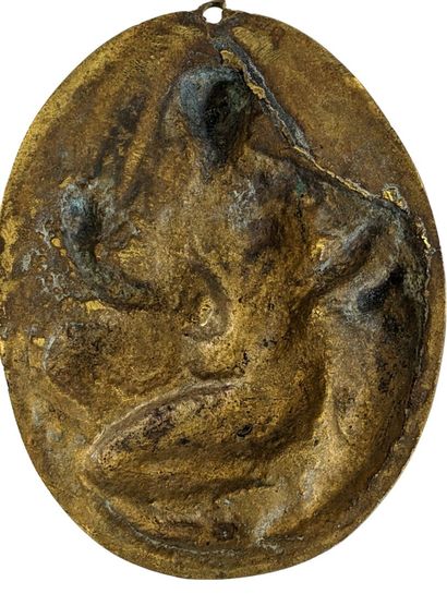 null Médaillon ovale en bronze à patine dorée figurant une Vénus les cheveux dénoués
Époque...