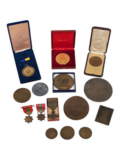 null Collection de médailles commémoratives en bronze dont : 
- La Praya 1781-1976...