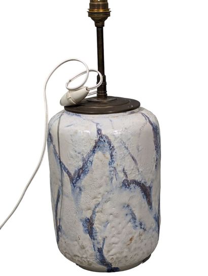 null MARYSE GANCEL (XXe)
Lampe globulaire avec fût en grès émaillé blanc et bleu...