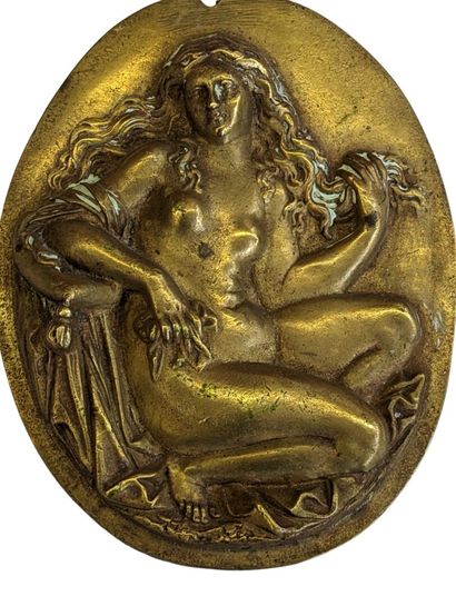 null Médaillon ovale en bronze à patine dorée figurant une Vénus les cheveux dénoués
Époque...