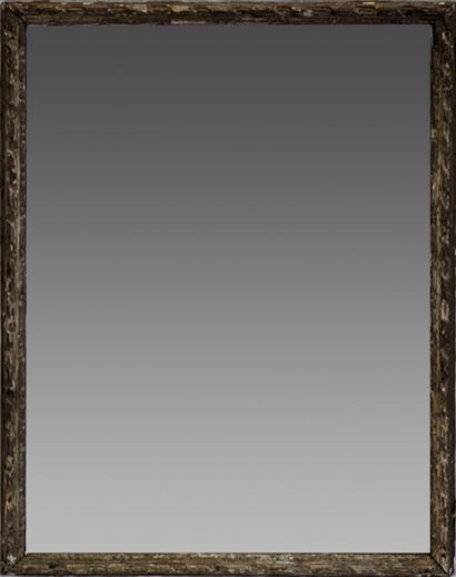 null Miroir avec cadre en bois stuqué et doré à décor de rinceaux 
Époque Louis XVI
65...